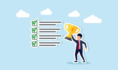 İş adamı, elinde bir kupa tutarken bir kontrol listesinin yanında duruyor. Bir iş listesinin tamamlanmasındaki başarının bir örneği.