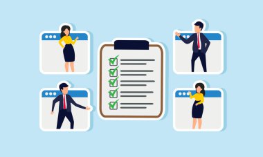 Birkaç iş adamı platformda bir iş listesi tahtasını tartışıyor. İnternette iş listesiyle ilgili bir toplantının resmi.