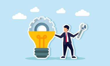 İş adamı lambanın yanında bir İngiliz anahtarı tutuyor, içinde makine dişlileri var, onarım, kurtarma ya da iş fikirleri ve yeniliklerin değerlendirilmesi