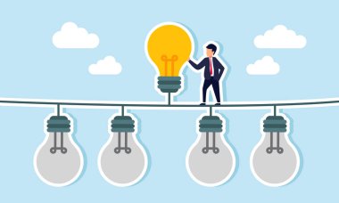 Bir iş adamı, bir kaç sönmüş lamba arasında bir lambanın yanında duruyor. Bir şirket için doğru fikir ve yeniliği seçmenin ve kullanmaya karar vermenin bir göstergesi.