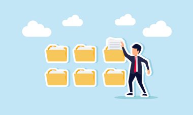 İş adamı bir klasörden bir belge alır, şirket dosya dökümantasyonu ve arşivlemesinde örgütlenmenin resimlerini çeker