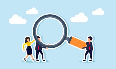 İş adamları birlikte çalışarak bir büyüteç, takım çalışması ve iş analizi ve değerlendirmedeki işbirliği örneklerini kaldırır.