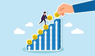 İş adamının eli ve bir iş adamı birlikte çalışarak istiflenmiş kutuların üzerine mutlu ifadeler koyarak bir tablo oluşturur, takım çalışması ve piyasa dikkatinin artırılmasında işbirliği yapar.