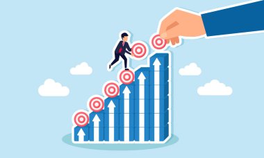 İş adamı ve bir işadamı birlikte çalışarak istiflenmiş kutuların üzerine bir hedef tahtası koyarak bir tablo, takım çalışması ve ticari hedeflere ulaşmada işbirliği çizelgesi oluştururlar.