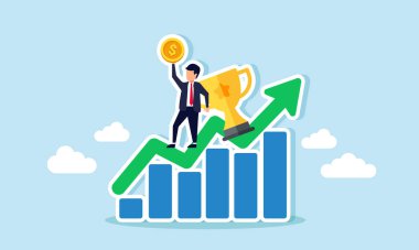 İş adamı bir kupanın yanında grafik üzerinde dururken, aynı zamanda bir dolar para, artan kar, gelir ve iş başarıları yoluyla iş değeri grafiği üzerinde duruyor.