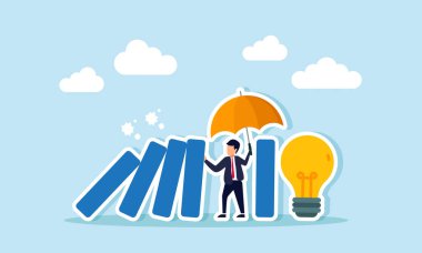 İş adamı şemsiyesini tutuyor, lambayı korumak için düşen blokları durduruyor, fikri mülkiyetin korunmasında iş sigortasının bir yansıması.