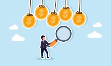 İşadamı, asılan dolar sikkelerini, iş analizlerini ve risk azaltma ve mali planlama değerlendirmelerini gözlemlemek için bir büyüteç tutuyor.