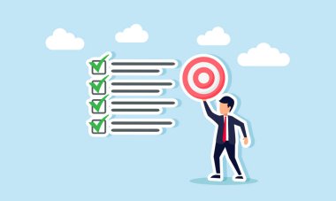 Bir işadamı, hedef tahtası taşıyan bir listenin yanında duruyor. Hedef listeyi tamamladığının bir göstergesi.