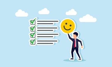 Bir iş adamı, elinde mutlu bir ifade içeren kontrol listesinin yanında duruyor. Bir iş görevini tamamlamak için olumlu bir izlenim olarak bir ödülü resmediyor.