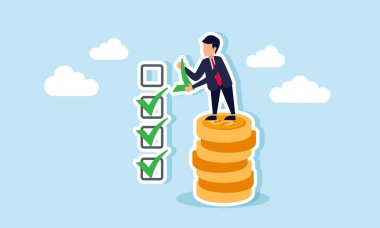 Bir işadamı, bir şirketin kâr hedefine ulaşmanın bir göstergesi olarak, kontrol listesi sütununa işaret koymak için bir yığın madeni paraya tırmanıyor.