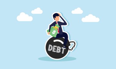 Para çantası taşıyan bir işadamı, borç yükümlülükleri ve ödenmesi gereken sorumlulukların çizimi olarak etiketlenmiş bir yüke zincirlenmiş olarak oturur.