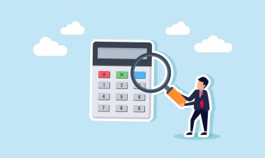 Bir işadamı, bir büyüteç, iş performansı hesaplama analizi ve değerlendirmesi ile bir hesap makinesini inceler ve araştırır.