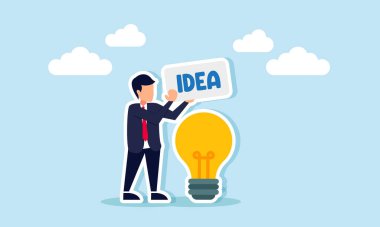Bir iş adamı, bir lambanın yanında IDEA yazan bir kurul tutuyor. Ticari fikirler ve yenilikler üretmek için yaratıcı düşünme kampanyasının illüstrasyonu.