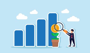 Bir işadamı, büyüteç, değerlendirme ve iş yatırımı performansı analiziyle ilgili bir çizelge kullanarak bir dolar para fabrikası ile bir tabloyu inceliyor.