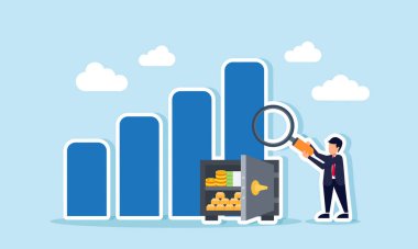 Bir işadamı, büyüteç, değerlendirme ve iş değeri analizi kullanarak para kasası ve altınla ilgili bir tabloyu inceliyor.