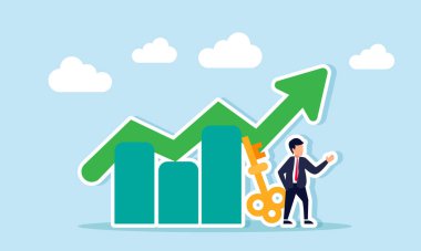 Bir iş adamı bir anahtar ve yükselen bir grafiğin yanında duruyor, bir işi yürütmedeki başarının göstergesi.