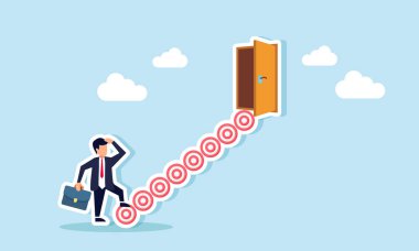 Bir işadamı, hedef tahtalarının oluşturduğu merdivenleri aşama aşama iş hedeflerine ulaşmanın göstergesi olarak bir kapıya doğru tırmanmaya hazırlanıyor.