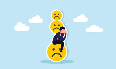 Bir iş adamı üzgün bir ifade üzerinde vücuduna baskı yapan üzgün bir ifade yığını üzerinde otururken üzgün hisseder. Negatif piyasa tepkileriyle yüzleşmenin zihinsel yükünün bir göstergesidir.