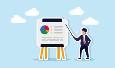 Bir işadamı, verileri ve pasta grafiğini içeren bir tahtayı, iş piyasasının payını sosyalleştirmeyi ve eğitimi açıklar.