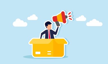 İş adamı, karton bir kutudan çıkan megafonla konuşuyor. Ticari ürünlerle ilgili promosyonun bir örneği.