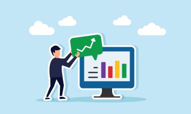 İş adamı, monitörün yanında yükselen bir tabela tutuyor. Pozitif iş performansı üzerine notlar veren bir resim.