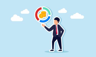 İş adamı, merkezinde bir yığın bozuk para bulunan bir daire çizelgesi sunuyor. İş kârı ve gelir sınıflandırmasının sunumunu yapıyor.