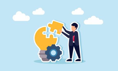 İş adamı, önünde dişli bir dişli ampulü tamamlamak için bir yapboz parçası taşıyor. Mevcut iş fikirlerini ve yenilikleri tamamlamak için.