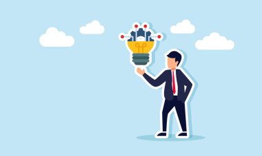 İş adamı içinde dişli sistemi olan bir ampul gösteriyor, bir sistemin sunumunu veya bir iş fikrinin nasıl çalıştığını gösteriyor