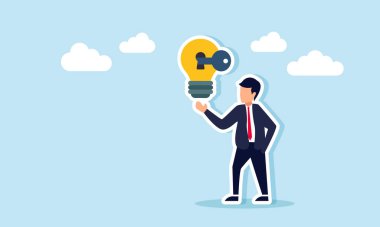 İş adamı, çözüme ilişkin bir iş fikrinin sunumunu gösteren, içine anahtar yerleştirilmiş bir ampul gösteriyor.