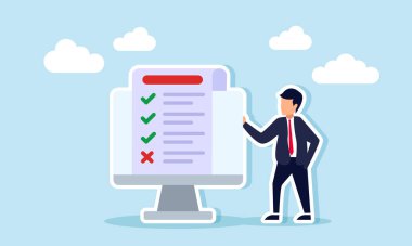 Bir işadamı, kontrol ve kontrol dışı işaretler, görev listesi veya ürün onayı ve reddi içeren bir listeyi gösteren bir monitörün yanında durur.