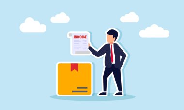 Bir işadamı, üzerinde INVOICE etiketi bulunan bir paket kutusunun yanında duruyor. Ticari ürün alımı için bir fatura belgesinin resmi.