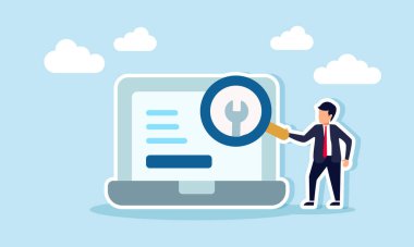 Bir iş adamı, elinde büyüteç olan bir dizüstü bilgisayarın yanında duruyor. Vites anahtarını incelemek için. İş başvuru sistemi bakımının resmi.