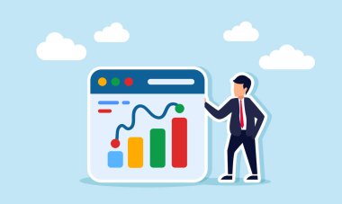 Bir iş adamı, iş performansı için dijital tabanlı veri izleme ve değerlendirme grafiği gösteren bir uygulama platformunun yanında duruyor.