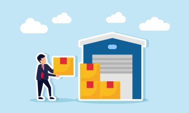 Bir işadamı, lojistik sektöründeki iş illüstrasyonları için bir fabrika deposunun önündeki kutuların üzerine konacak bir paket kutusu taşıyor.