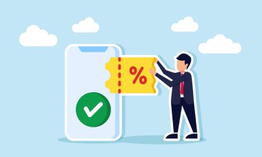 Bir işadamı, indirimli bir satın almayı tasdik eden bir çek işareti gösteren akıllı bir telefonun yanında indirim kuponu tutuyor.