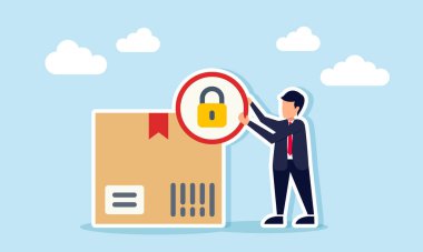 Bir işadamı, bir paket kutusunun yanında dururken asma kilit sembolü tutar. Nakliye paketlerinin güvenliğini sağlayan bir sigorta illüstrasyonudur.