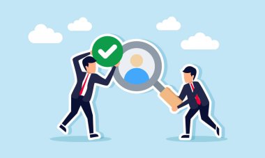 Bir işadamı elinde bir kişinin profilini gösteren bir büyüteç tutarken, diğer bir işadamı da nitelikli ve onaylanmış bir çalışan adayını gösteren bir işaret taşıyor.