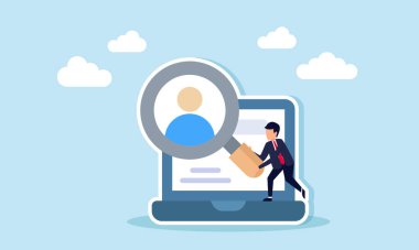 Bilgisayarın tepesinde elinde bir büyüteçle bir kişinin profilini izleyen bir iş adamı belirli bir pozisyon için uygun bir çalışan adayı arayışının bir göstergesi.