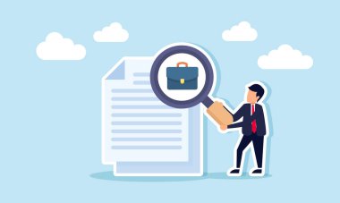 Evrak işlerinin yanında elinde bir büyüteçle duran bir işadamı evrak çantasını inceliyor, iş çalışmalarını gözlemliyor ve değerlendiriyor.