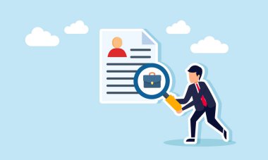 CV ya da müfredat vitesi önünde elinde büyüteç tutan bir işadamı evrak çantasını incelerken, uygun bir çalışan adayı arayışının bir göstergesi.