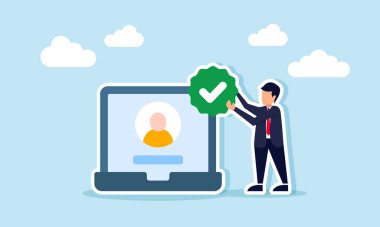 Kontrol işareti rozeti taşıyan bir işadamı, bir kişinin profilini gösteren bir dizüstü bilgisayarın yanında duruyor.