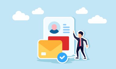 İş adamı bir CV kağıdı ve üzerinde kontrol işareti olan bir zarfın yanında duruyor, şirket niteliklerine uyan çalışan adayların resmedilmesi ve onaylanması
