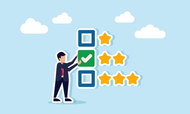 İşadamı ikinci yıldıza yıldızların listesinden işaret veriyor, iş hizmetleri ve ürün performansının değerlendirilmesini gösteriyor