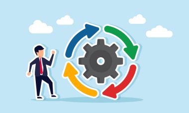 Elinde dönen bir ok sembolü olan bir dişlinin yanında duran işadamı, iş operasyonları ve iş akışı yönetiminde tekrarlanan ve sürekli bir çalışma sisteminin gösterimi