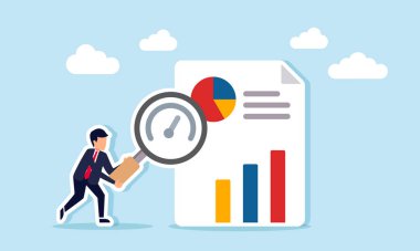 İş adamı elinde göstergelerle birlikte bir büyüteç tutuyor. Proje raporunun yanında çizelgeler ve şemalar, iş performansının resmedilmesi ve mali rapor değerlendirmesi yer alıyor.