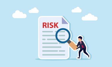 İş adamı elinde RISK etiketli bir belgeyi izleyen bir büyüteç, iş risk değerlendirmesi ve iyi risk yönetimi