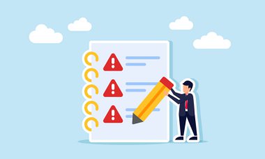 Üzerinde ünlem işaretleri olan bir liste olan bir belgenin yanında kalem tutan iş adamı, özel ilgi gerektiren önemli noktaları gösteriyor.