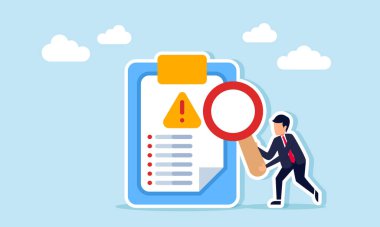 İş adamı, üzerinde uyarı işareti olan bir belge panosunun yanında bir büyüteç tutuyor. Şirketin dikkatini çeken iş risk değerlendirmesi ve analizleri gösteriyor.