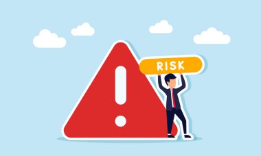 RİSK sözcüğünün yanında bir pano tutan işadamı ünlem ya da dikkat çekme işareti, risk yönetimine duyulan ilginin göstergesi
