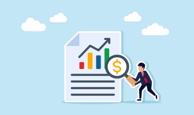 İş adamı, artan grafiği, mali raporları ve iş performansını gösteren ve değerlendiren bir belgenin yanında bir dolarla işaretlenmiş bir büyüteç tutuyor.